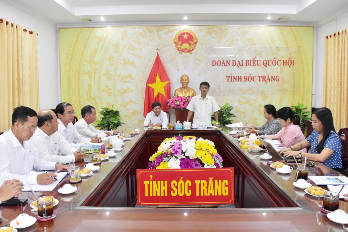 Ông Lâm Văn Mẫn - Ủy viên Ban Chấp hành Trung ương Đảng, Bí thư Tỉnh ủy, Trưởng Đoàn ĐBQH tỉnh Sóc Trăng làm việc với Ban Giám đốc Công ty Điện lực Sóc Trăng.