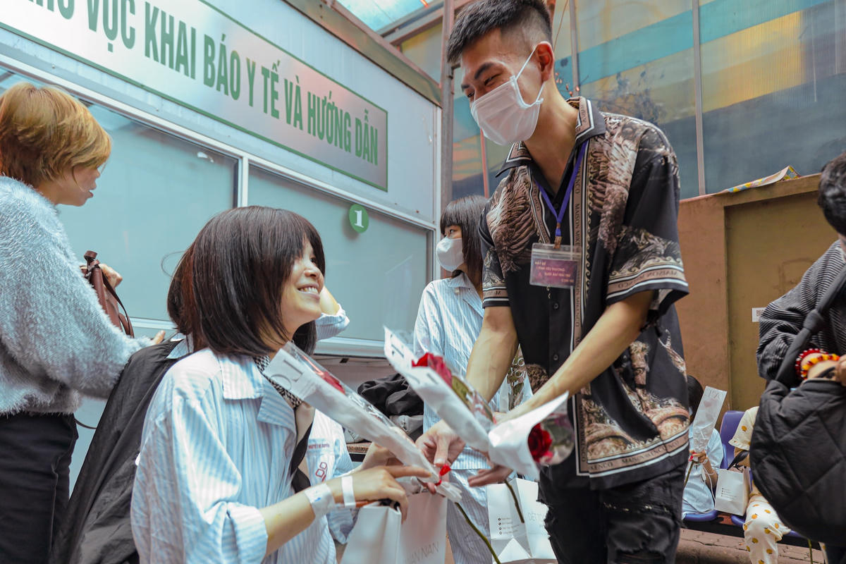 Bệnh nhân vui vẻ, rạng ngời khi được các mạnh thường quân tặng hoa.