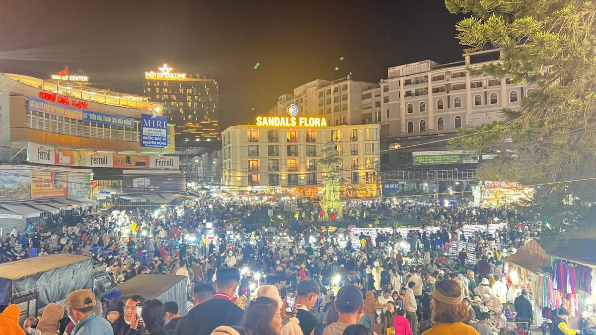 Khách du lịch đến chợ Đà Lạt tăng mạnh dịp Tết Quý Mão 2023.