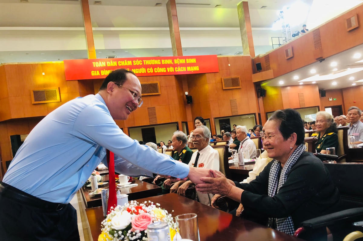 Phó Bí thư Thành ủy TP HCM Nguyễn Hồ Hải thăm hỏi đại biểu người có công tại Hội nghị.