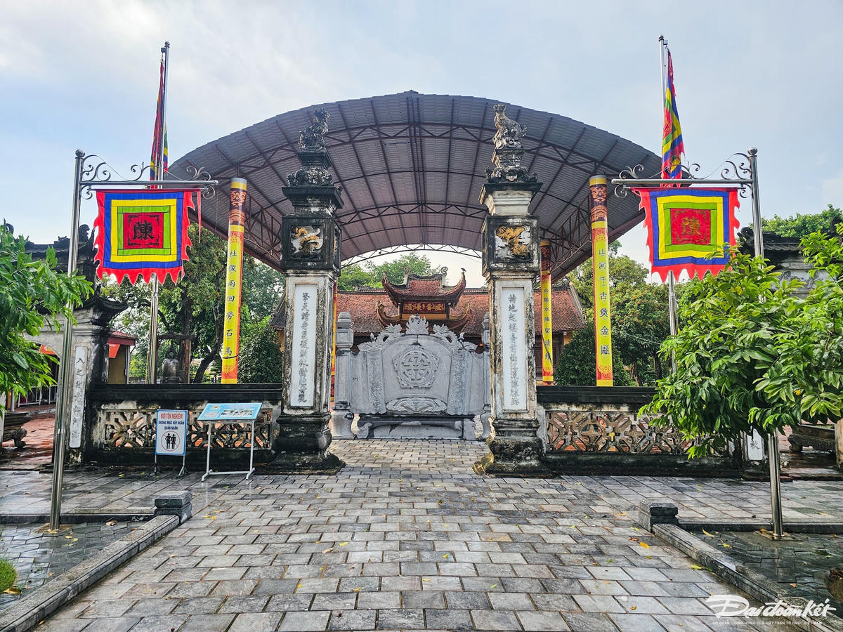 Theo thông tin từ Sở Du lịch tỉnh Ninh Bình, tên gọi của đền Trần Thương có nghĩa là kho lương của nhà Trần. Vào năm 1285, khi đi ngang qua đây, Trần Hưng Đạo thấy địa thế hiểm yếu nên cho đặt 6 kho lương để phục vụ việc kháng chiến chống quân Nguyên - Mông. Ảnh: Đình Minh