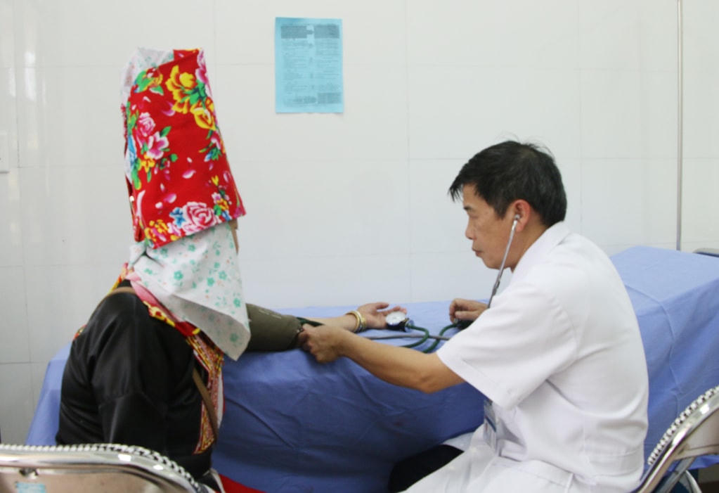 Bác sĩ Vi Văn Nồng, Trưởng trạm y tế xã Đồng Văn (huyện Bình Liêu) khám bệnh cho bà con đồng bào dân tộc Dao. Ảnh: Duy Khoa.