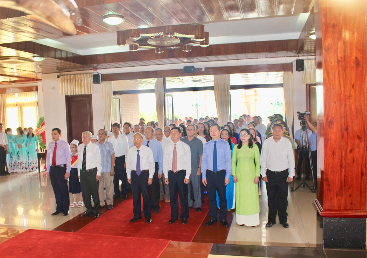 Các lãnh đạo tỉnh Bình Thuận viếng Bác tại Bảo tàng Hồ Chí Minh - Chi nhánh Bình Thuận.