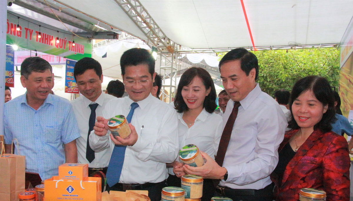 Lãnh đạo UBND tỉnh Nam Định tham dự phiên chợ.