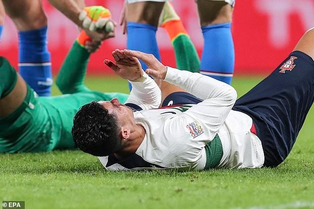 Ronaldo bị chảy máu mũi và đau đớn nằm trên sân (Ảnh: EPA).