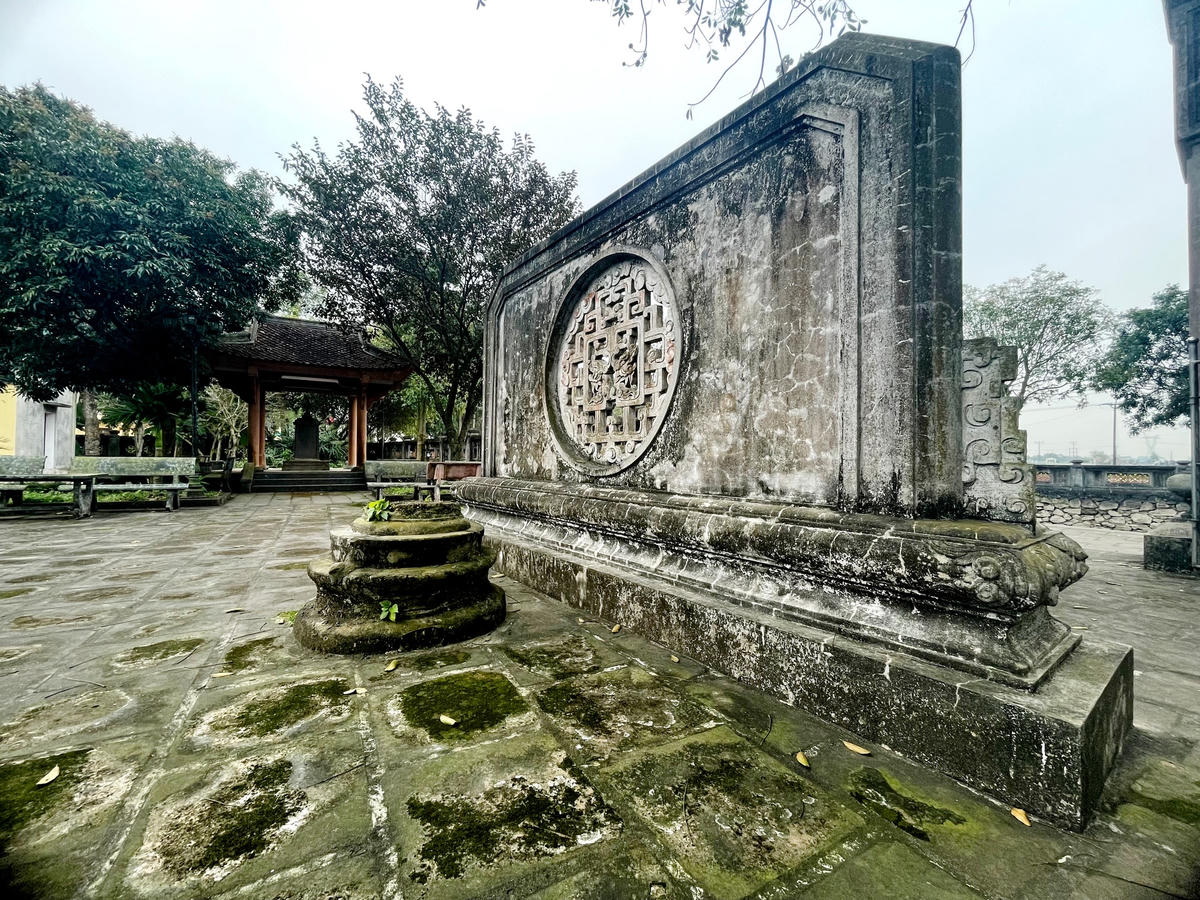 Bên phải của đền có "Nghĩa Vương miếu bi" (Bia miếu thờ Nghĩa Vương), do dân hai thôn Nội Diên và Yên Phúc dựng, văn bia do cử nhân Lê Viết Huy nhuận sắc vào năm Tự Đức thứ 30.