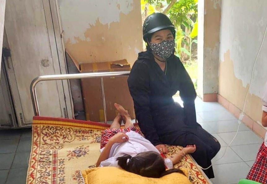6 em học sinh bị ngộ độc được đưa đến Trạm Y tế xã Kỳ Hoa để theo dõi và truyền dịch.