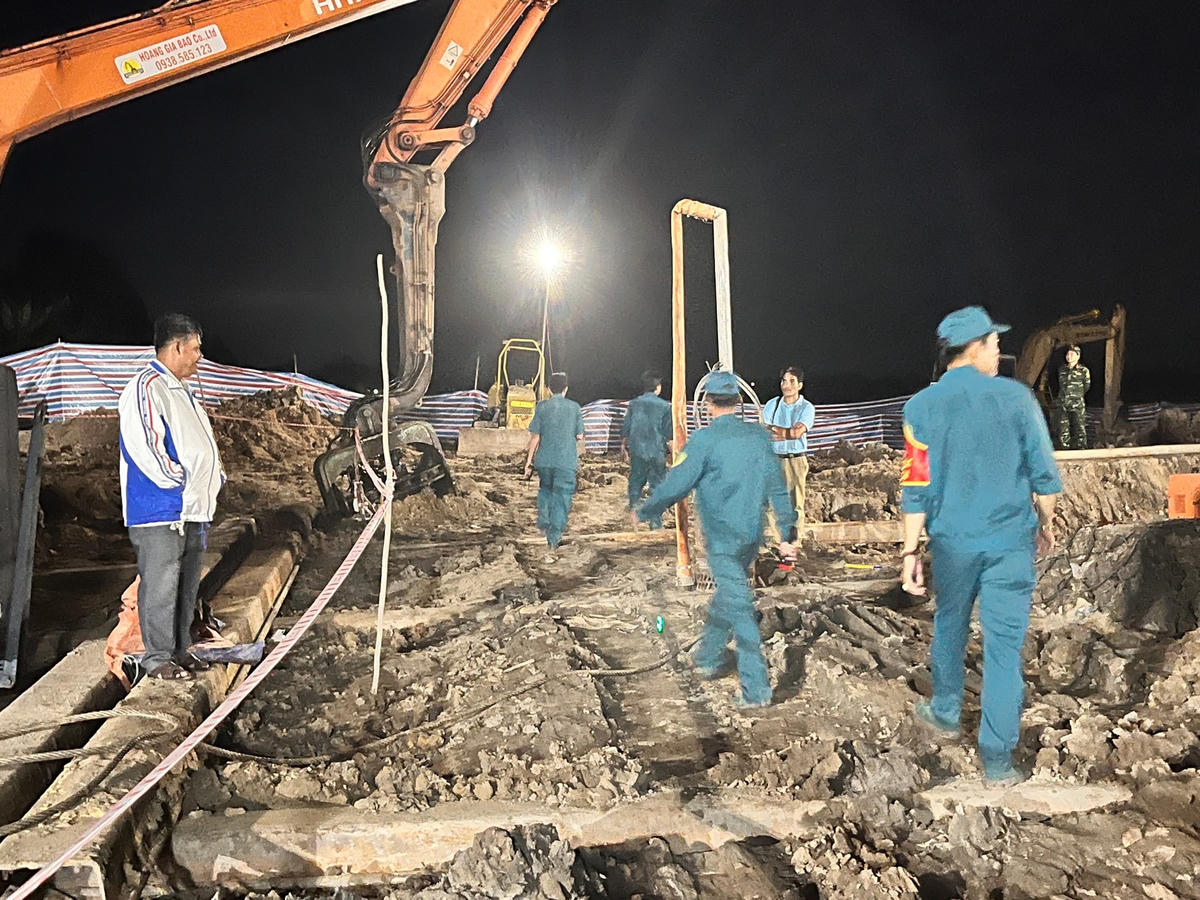 Các lực lượng đã và đang khẩn trương làm việc, không ngừng nghỉ.