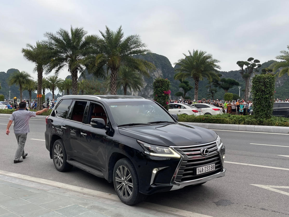 Cận cảnh chiếc SUV màu đen nhãn hiệu Lexus LX570.