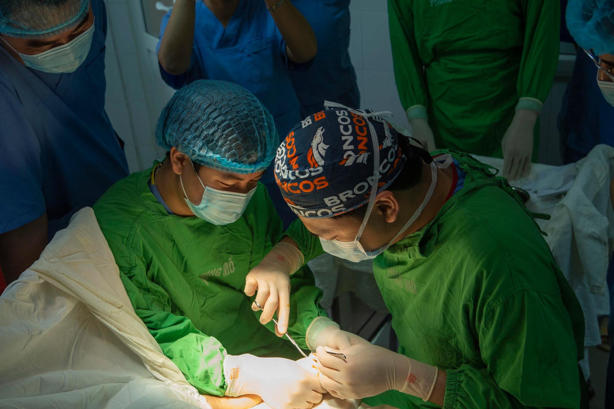 Thời gian qua, tình trạng cán bộ, công chức viên chức nghỉ việc, đặc biệt là ngành giáo dục và y tế chủ yếu do những khó khăn trong môi trường làm việc, hay chính sách tiền lương chưa thỏa đáng... Ảnh: Quang Vinh.