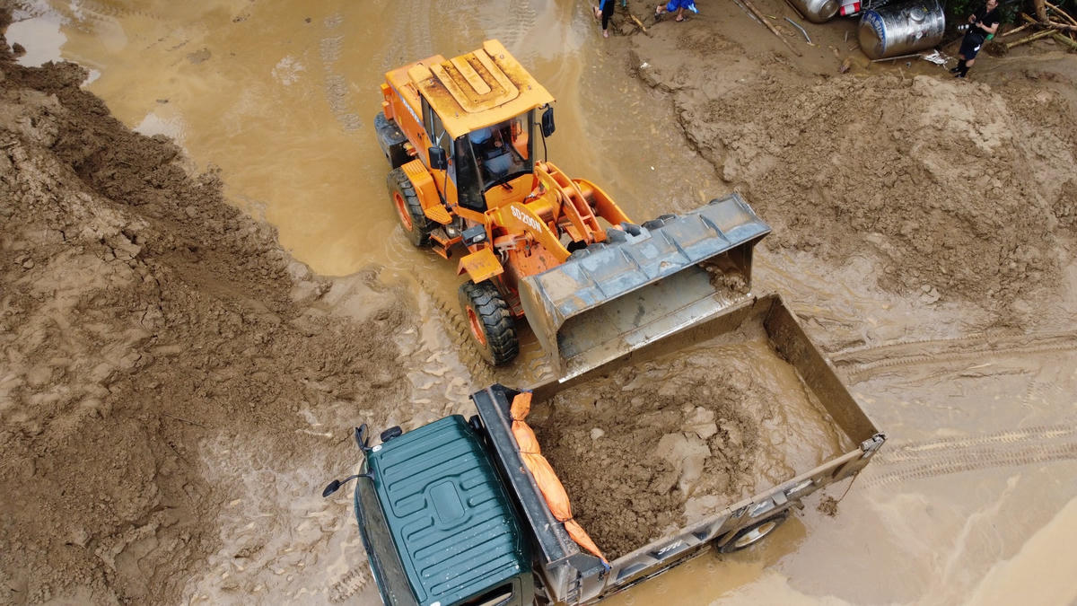 Huyện Kỳ Sơn đang dốc toàn lực khắc phục những thiệt hại sau lũ. Ảnh Điền Bắc.