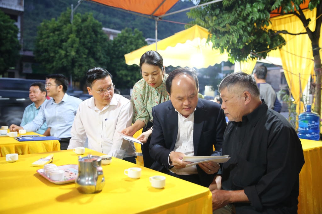 Ban ATGT tỉnh Quảng Ninh chia buồn, hỗ trợ gia đình bà Trần Thị Thanh, sinh năm 1952, phường Hà Trung, TP Hạ Long, một nạn nhân bị tử vong trong vụ tai nạn (Ảnh: MInh Đức).