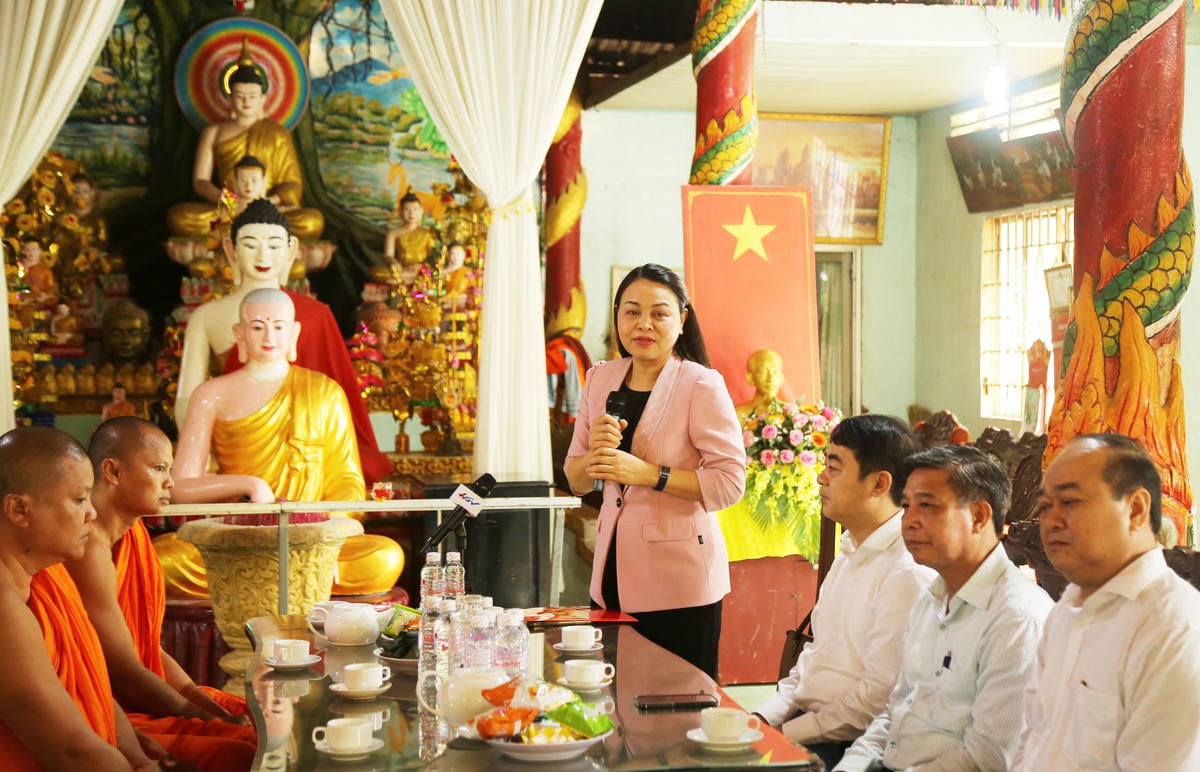Phó Chủ tịch - Tổng Thư ký Nguyễn Thị Thu Hà phát biểu và chúc Tết Chôl Chnăm Thmây các vị sư sãi, bà con phật tử.  