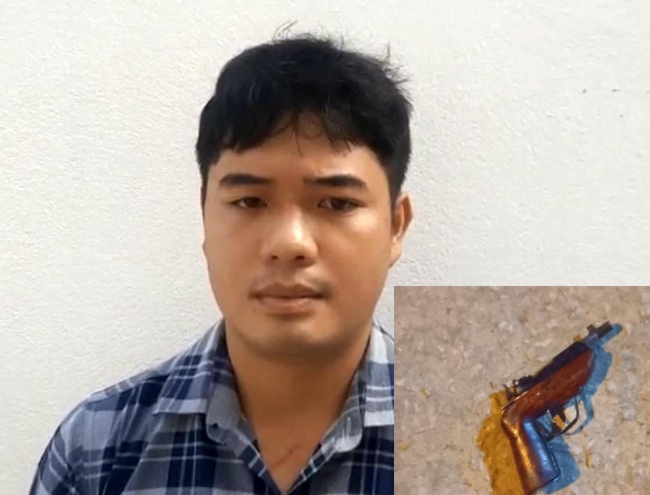 Đối tượng Nguyễn Tất Thảo và khẩu súng tự chế (Ảnh: Công an cung cấp).