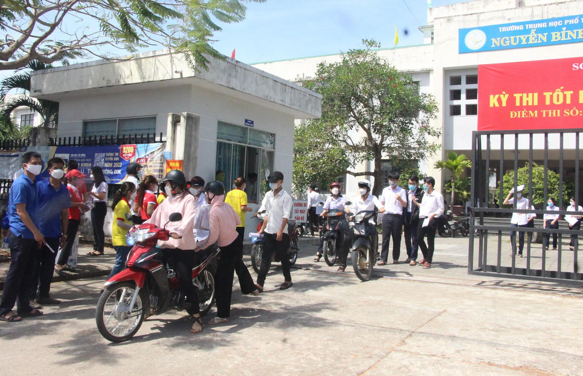 Các thí sinh kết thúc các môn thi tổ hợp sáng 8/7.