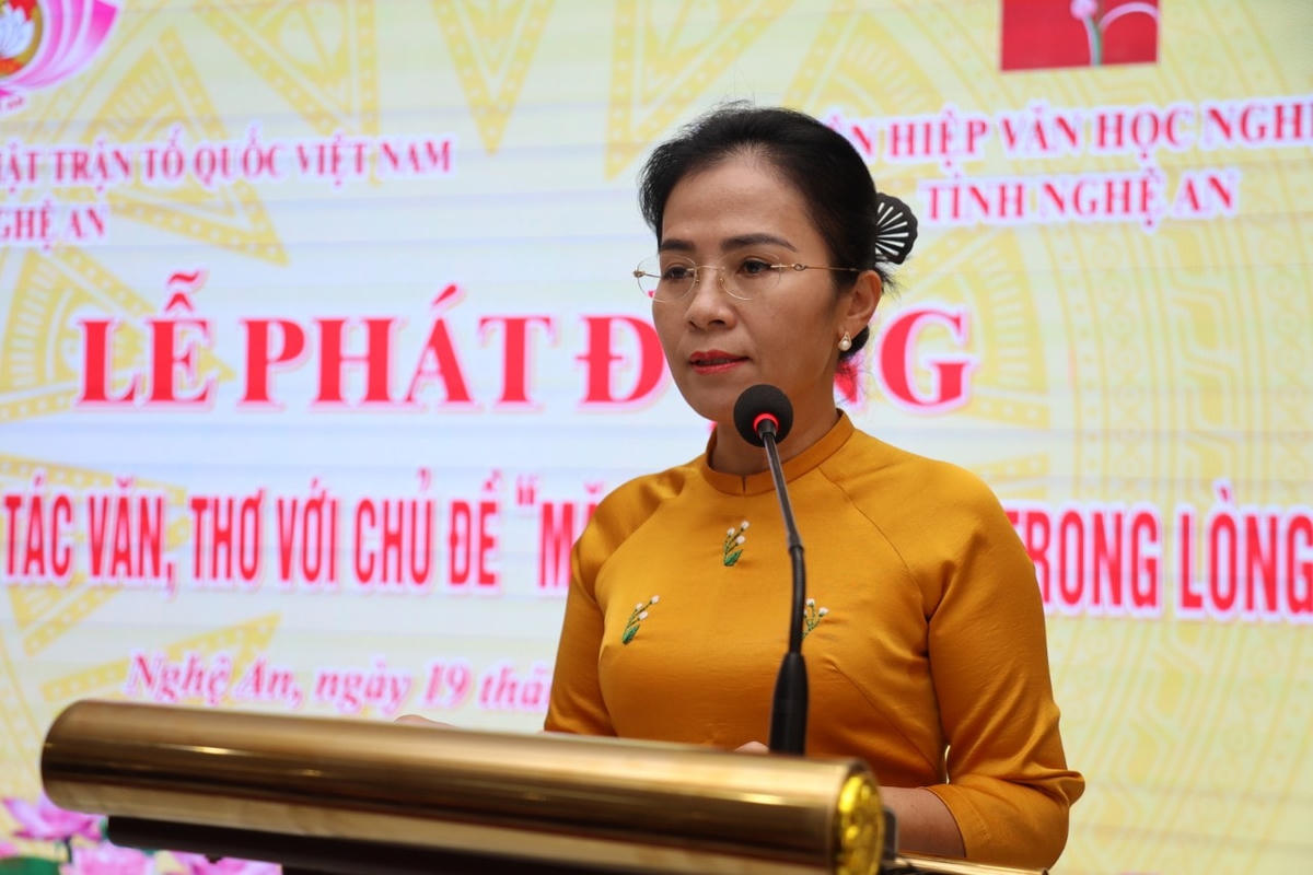 Bà Võ Thị Minh Sinh, Chủ tịch Uỷ ban MTTQ tỉnh Nghệ An phát động Cuộc thi sáng tác thơ, văn với chủ đề “Mặt trận Nghệ An trong lòng dân” . Ảnh: Đ.B