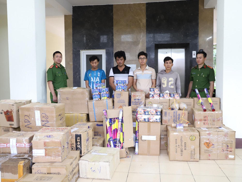 Các đối tượng cùng tang vật.