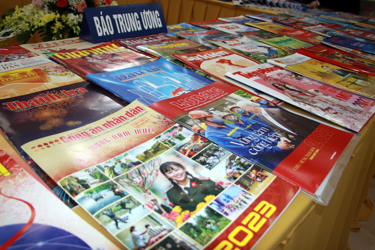 Hội báo trưng bày khoảng 450 ấn phẩm báo, tạp chí số Xuân Quý Mão năm 2023.