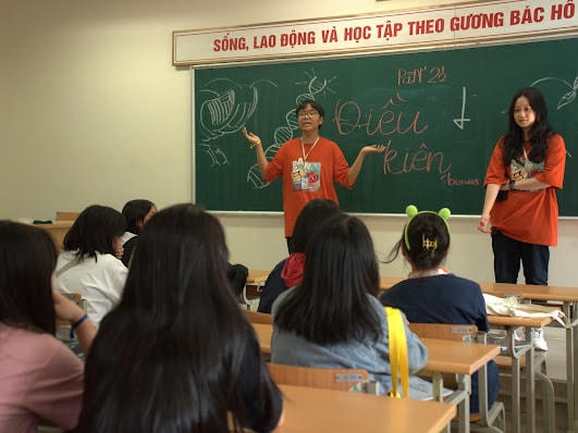 Các trại viên trò chuyện với các anh chị thuộc các CLB của Ams.