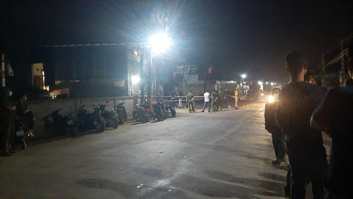 Trước khi gara phát nổ, có một người đàn ông buôn đồng nát mang đến gara ô tô Lê Hiển một khối sắt vụn nhờ anh Lê Tiến Hiển (28 tuổi, trú xã Quỳnh Tân chủ gara) xử lý. Một lúc sau, thì xảy ra sự việc đau lòng nói trên.