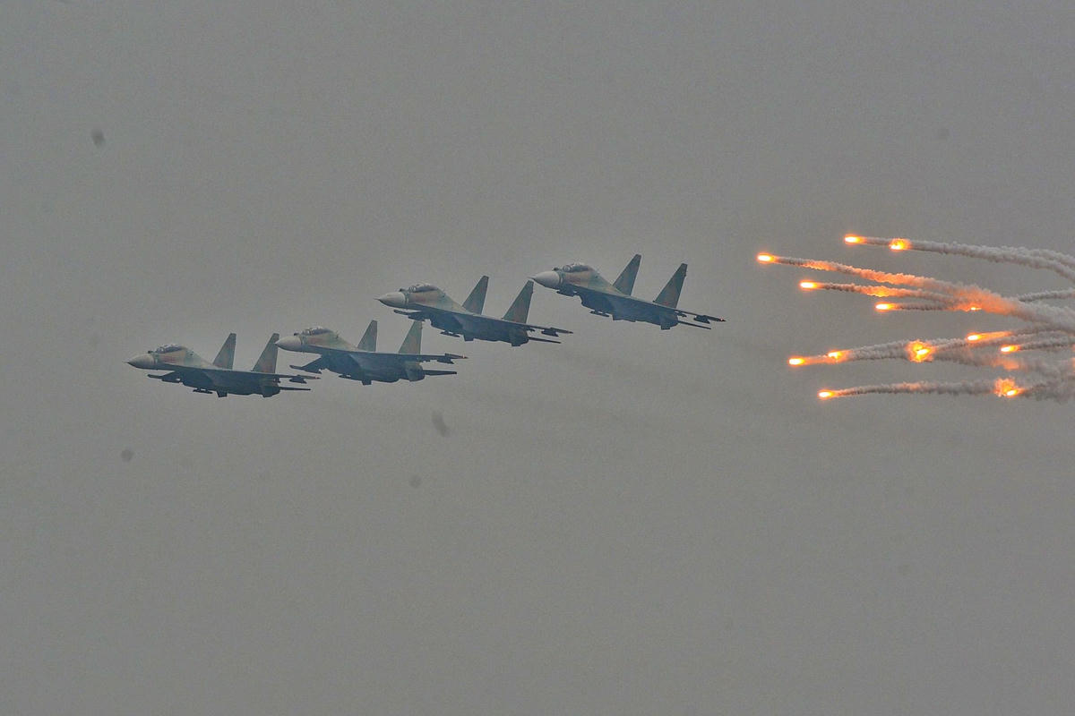 Màn trình diễn của Su-30MK2 thả bẫy mồi nhiệt.