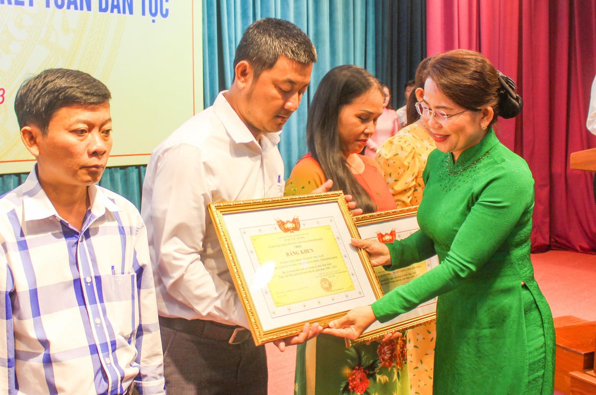 Bà Nguyễn Thị Phong Vũ, Chủ tịch Ủy ban MTTQ Việt Nam tỉnh Bình Định, tặng bằng khen cá nhân có thành tích xuất sắc trong việc tổ chức Ngày Hội đại đoàn kết toàn dân tộc giai đoạn 2003 – 2023.