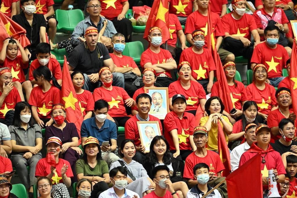 Hình ảnh khán giả phủ kín khán đài sân đấu Futsal SEA Games 31 tại Hà Nam