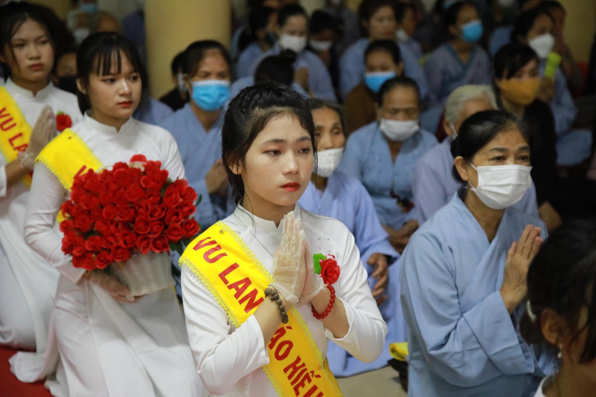 Mỗi Phật tử đến chùa vào ngày Vu Lan báo hiếu sẽ được cài cho một bông hồng trước ngực. Ảnh: ST. 