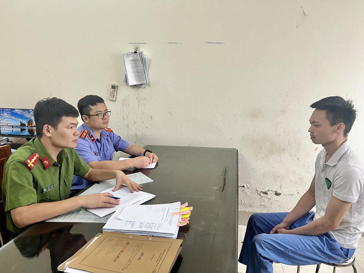 Đối tượng Đặng Đình Quảng tại cơ quan điều tra (ảnh: Cơ quan Công an).