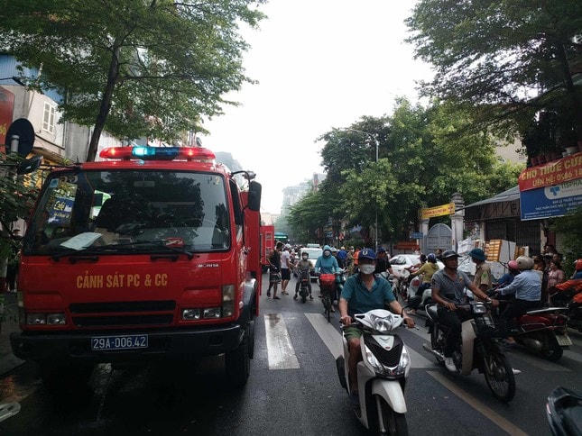 Nhiều xe chữa cháy được điều đến hiện trường.