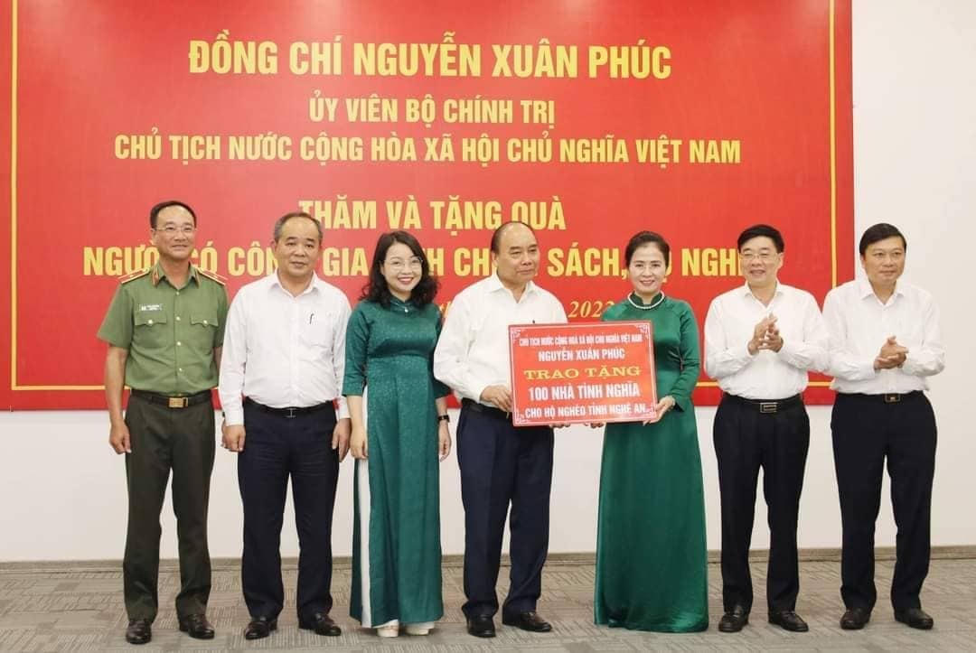 Chủ tịch nước trao tặng 100 nhà tình nghĩa cho hộ nghèo tỉnh Nghệ An.