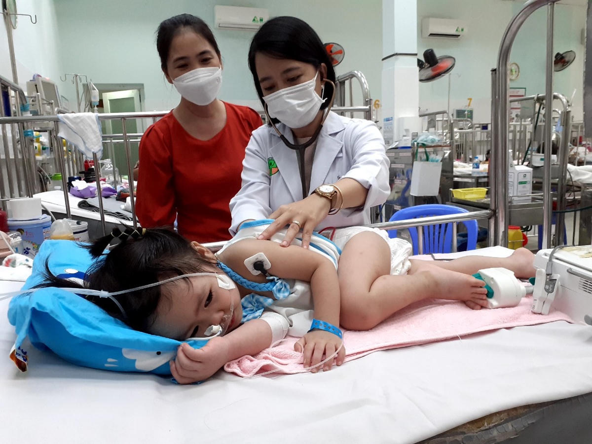 Bác sĩ Bệnh viện Nhi đồng 2 thăm khám cho trẻ mắc bệnh đường hô hấp.