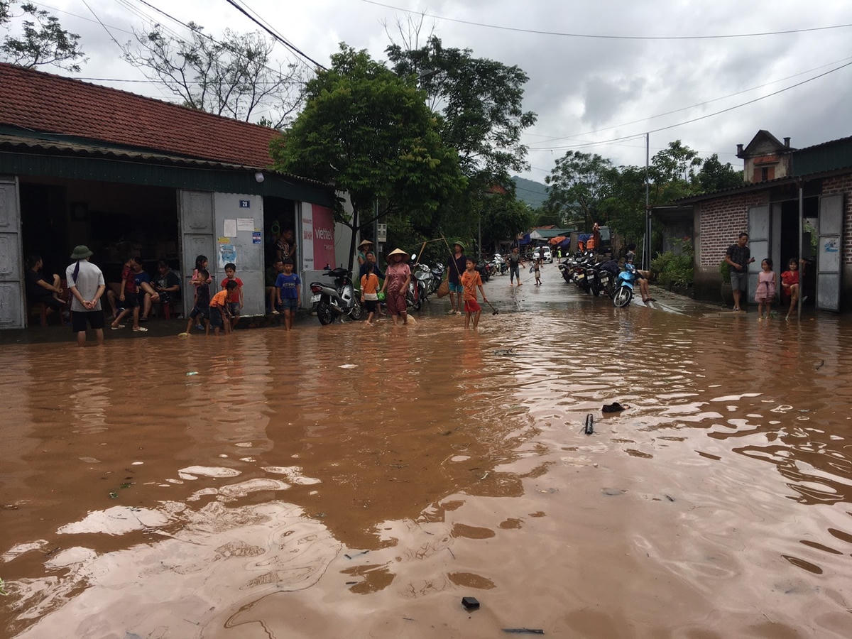 Nước ngập sâu khiến việc đi lại của người dân gặp nhiều khó khăn.