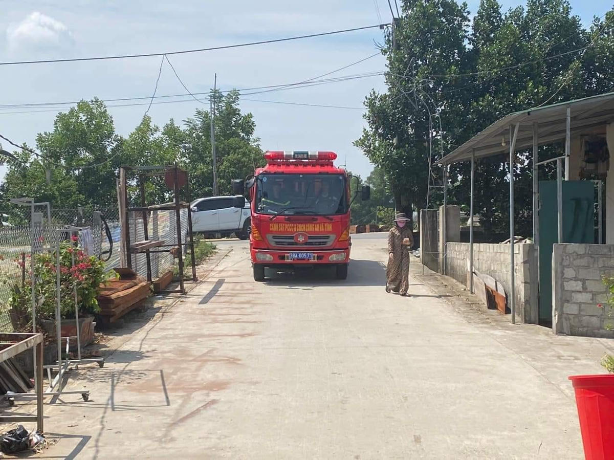 Địa phương huy động xe chuyên dụng chở nước để cấp miễn phí cho người dân. 