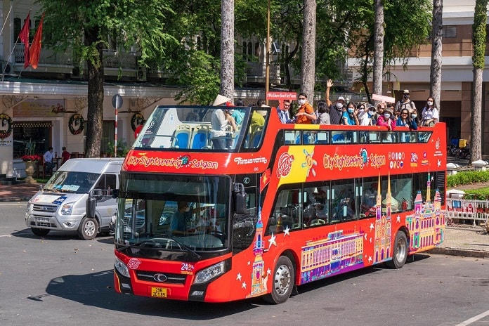 Du khách tham quan TP Hồ Chí Minh bằng xe buýt 2 tầng. Ảnh: Thanh Thu.