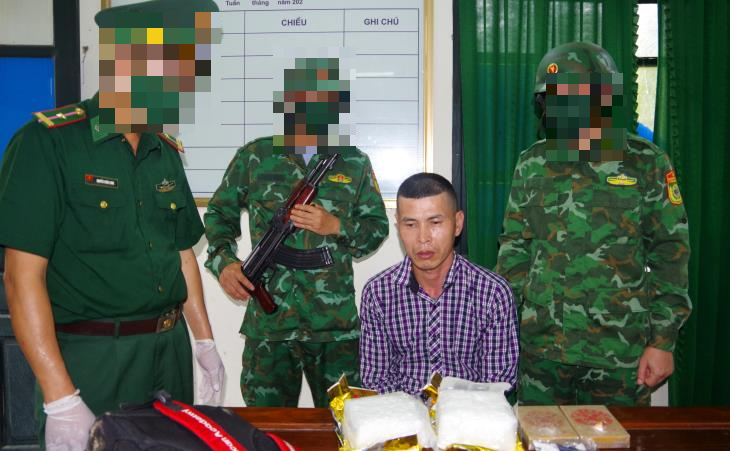 Đối tượng Hoàng Văn Hoà cùng tang vật. Ảnh: Thanh Giang
