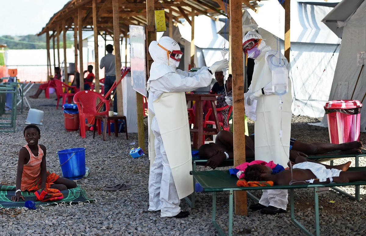 Nhân viên y tế Sierra Leone chăm sóc bệnh nhân nhiễm Ebola tại Trung tâm Kenama.  