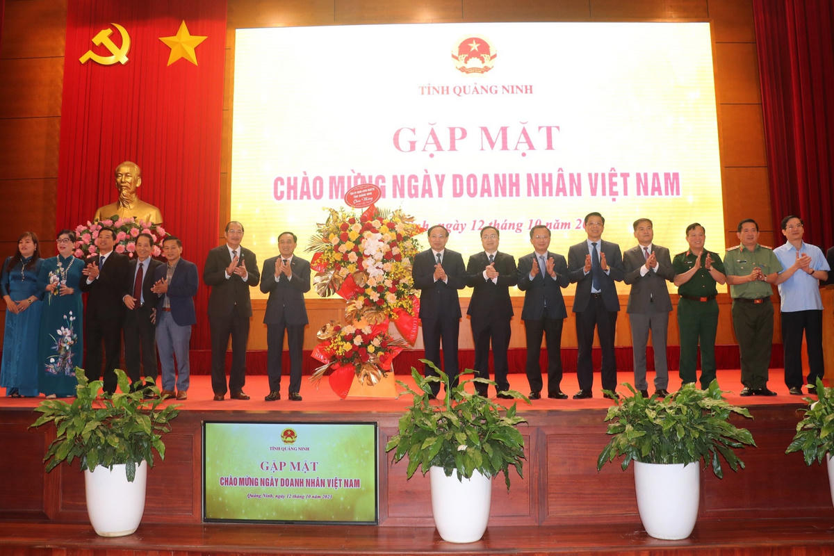 Tỉnh Quảng Ninh tặng hoa chúc mừng Hiệp hội Doanh nghiệp tỉnh.