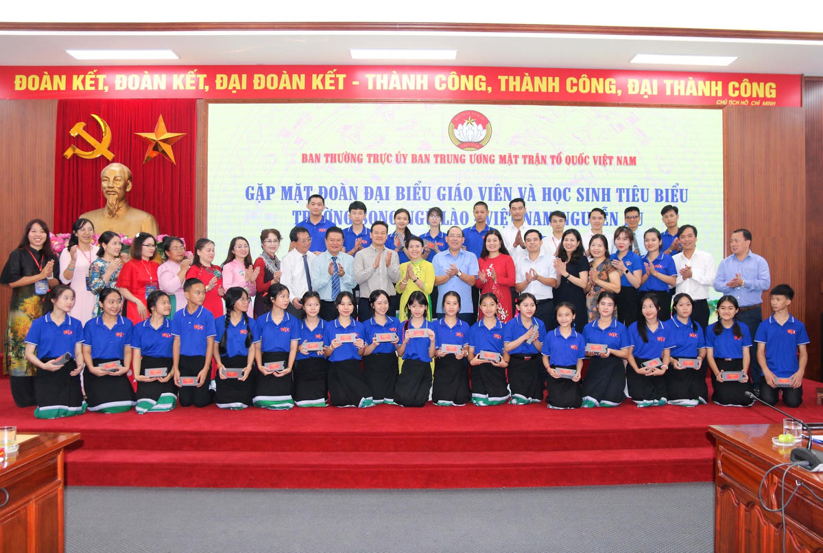 Phó Chủ tịch Hoàng Công Thủy chụp ảnh lưu niệm cùng các thầy cô giáo và các em học sinh Trường song ngữ Lào - Việt Nam Nguyễn Du.