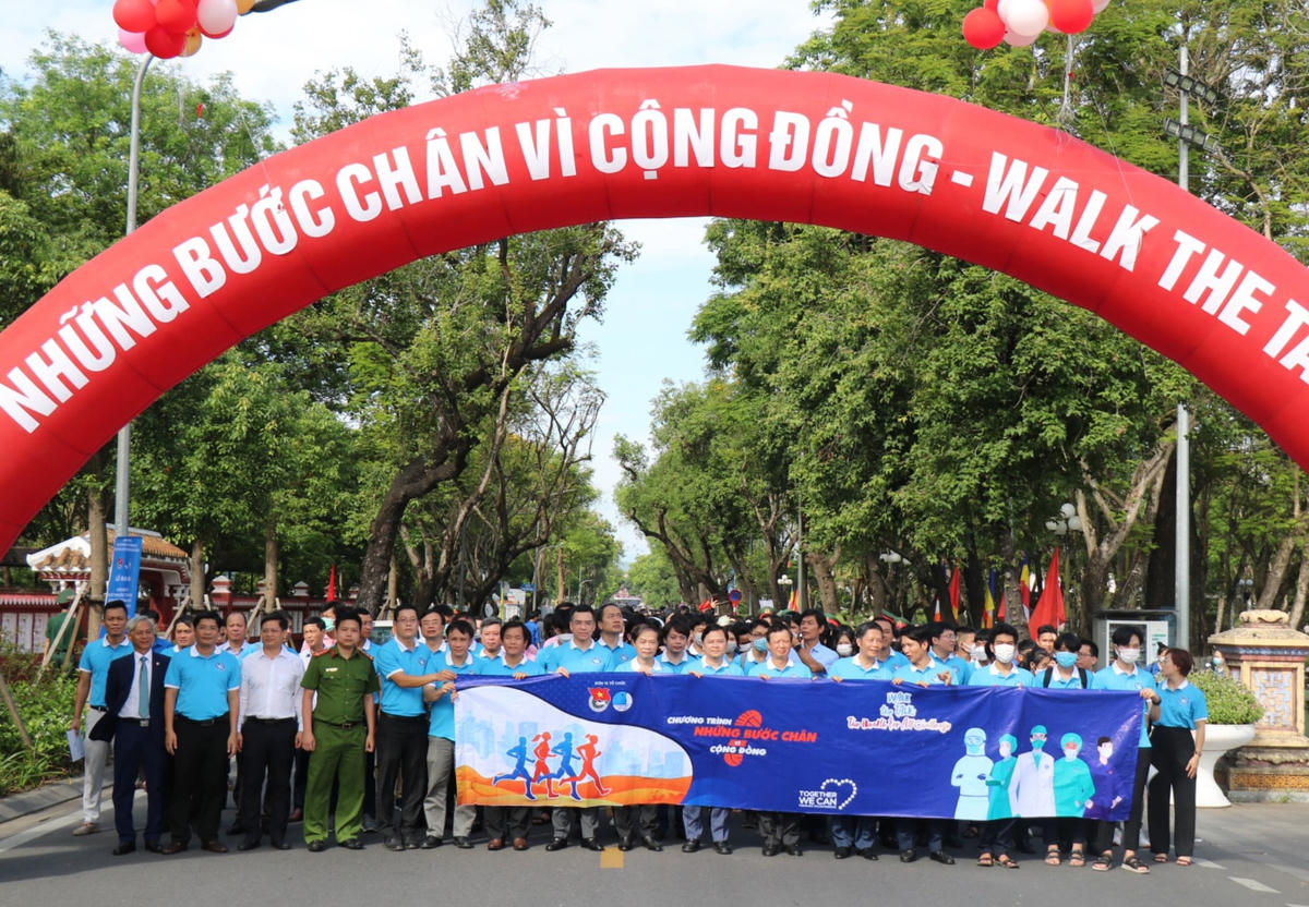 Sau lễ ra quân, các đại biểu, đoàn thanh niên và y bác sĩ tham gia hoạt động đi bộ "những bước chân vì cộng đồng".