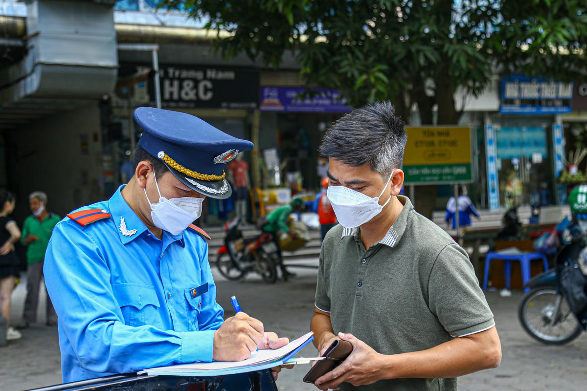 Hà Nội: Dẹp nạn lấn chiếm lòng đường làm bãi đỗ xe trên đường Nghiêm Xuân Yên