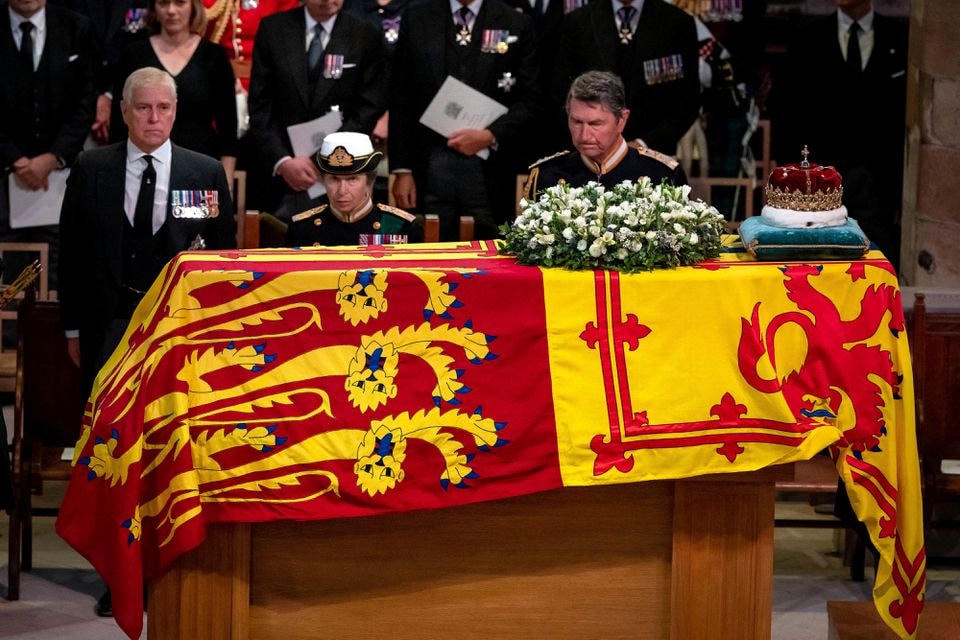 Hoàng tử Andrew, Công tước xứ York cùng Công chúa Anne, Công chúa Hoàng gia và Phó Đô đốc Sir Tim Laurence bên cạnh linh cữu Nữ hoàng Elizabeth II tại Nhà thờ St Giles, Edinburgh, Scotland, Anh, ngày 12/9/2022.