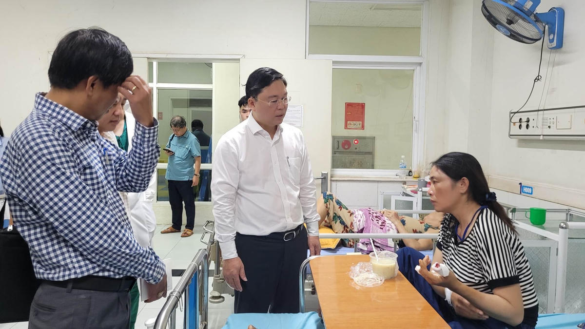Ông Lê Trí Thanh thăm hỏi người bị thương điều trị ở bệnh viện.