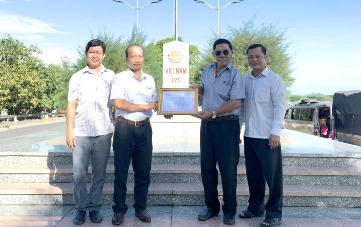 MTTQ Việt Nam thị xã Tịnh Biên nhận thư cảm ơn từ Hội người Khmer gốc Việt Nam tỉnh TaKeo.
