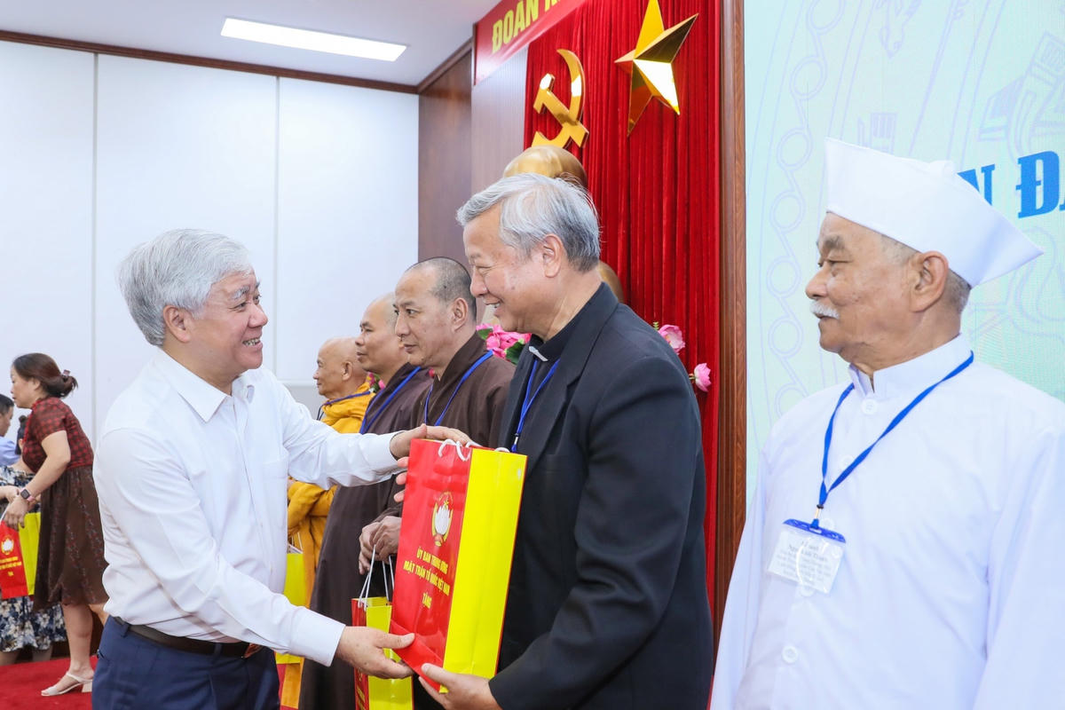 Bí thư Trung ương Đảng, Chủ tịch UBTƯ MTTQ Việt Nam Đỗ Văn Chiến tặng quà đại biểu dân tộc thiểu số và chức sắc tiêu biểu các tôn giáo tỉnh Lâm Đồng.