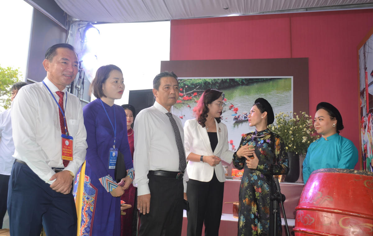 Các đại biểu tham quan không gian văn hoá.