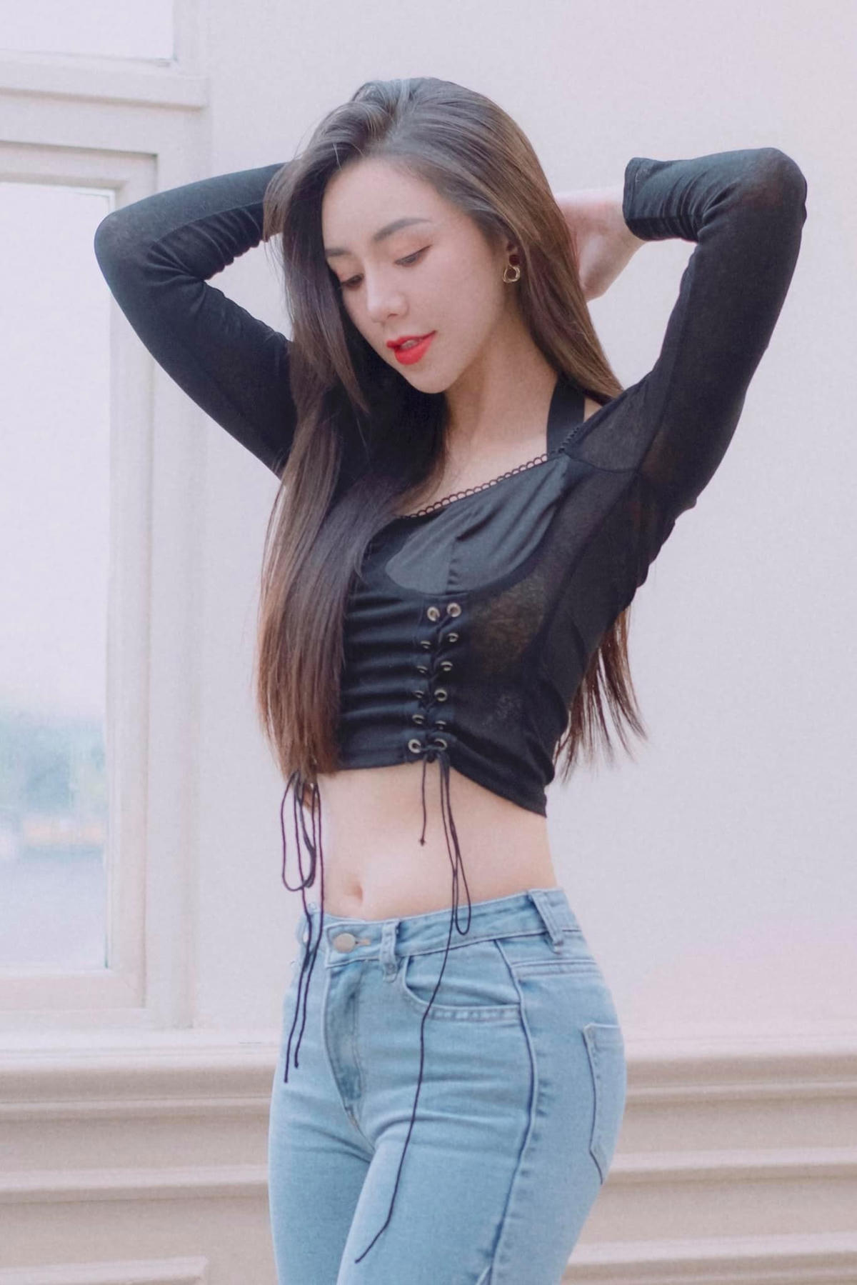 Ngoài đời, Quỳnh Kool theo đuổi phong cách thời trang nữ tính, gợi cảm.