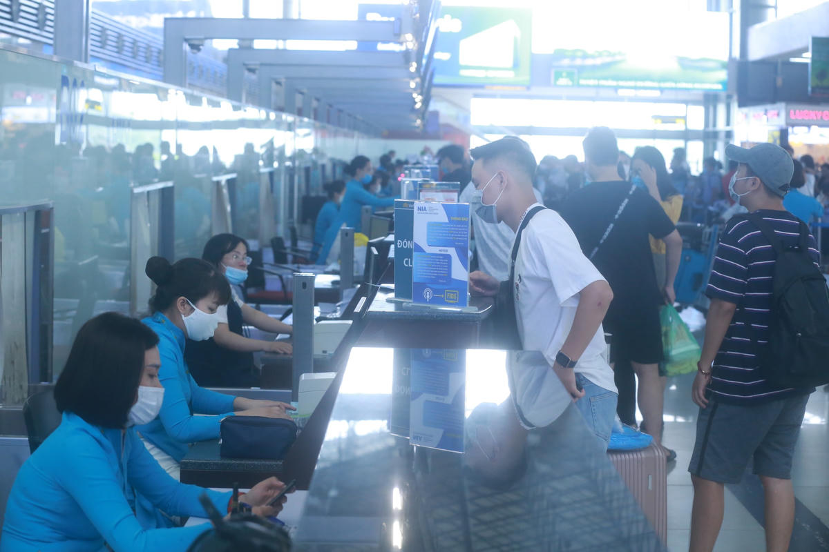 Việc bỏ trần giá vé máy bay nội địa đang có nhiều ý kiến trái chiều. Ảnh: Quang Vinh.