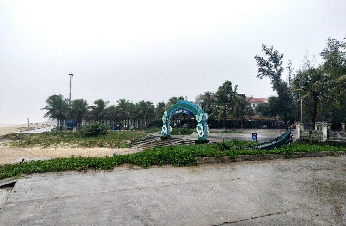 Một góc biển Tam Thanh vắng bóng người.