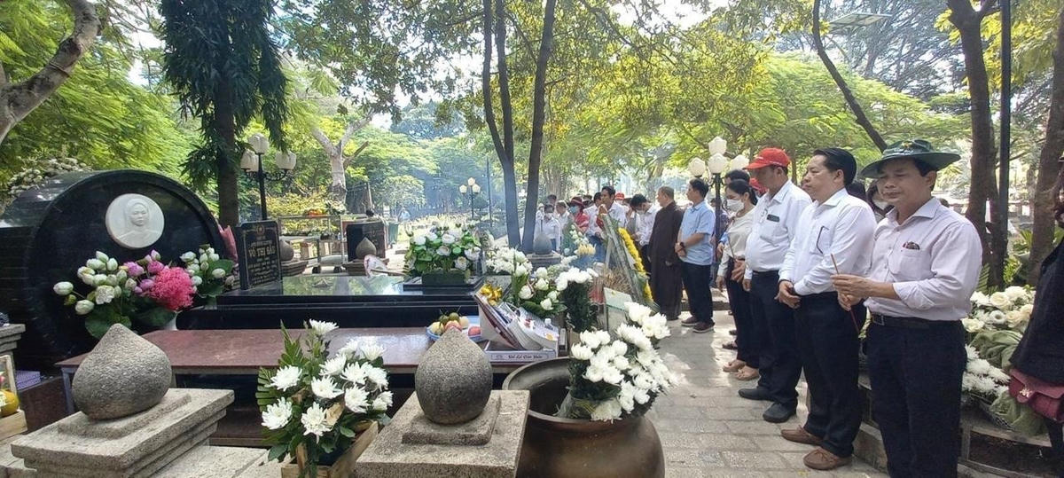Đoàn đại biểu TP HCM dâng hương, dâng hoa tưởng niệm các anh hùng liệt sĩ tại Nghĩa trang Hàng Dương, huyện Côn Đảo, tỉnh Bà Rịa - Vũng Tàu.